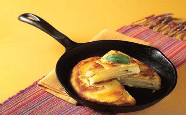 Tortilla de papas y jamón ahumado en jalea de cebollas